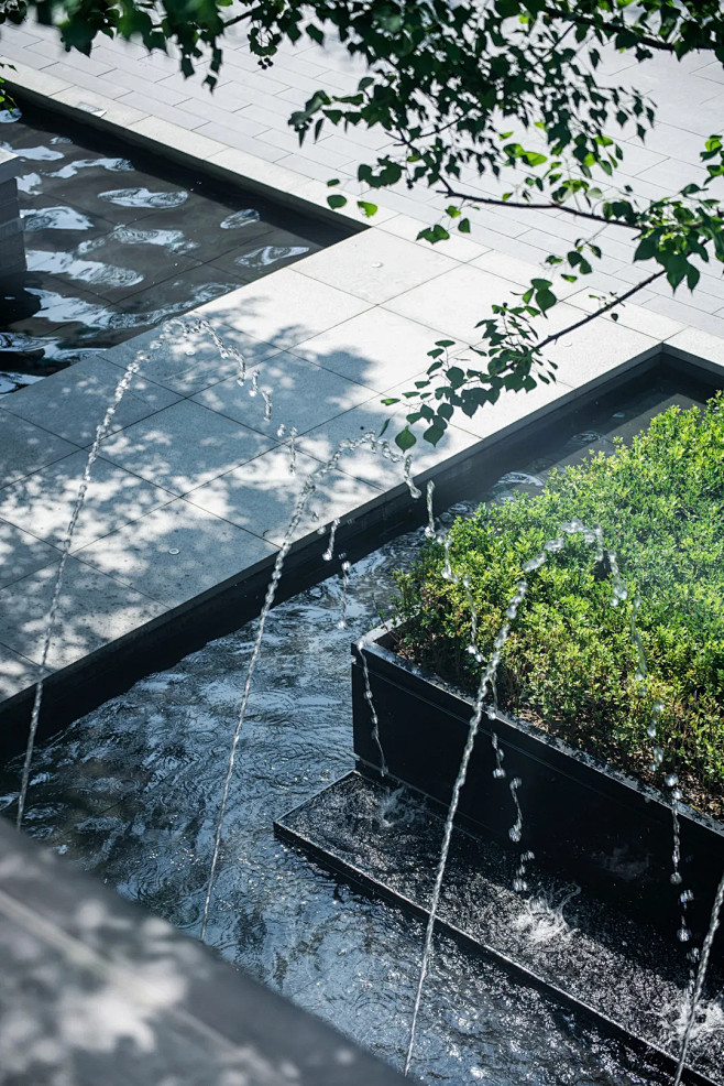 身后的黄发女孩从飞行志转采于2021-12-11 14:36:10喷泉水景s-水景