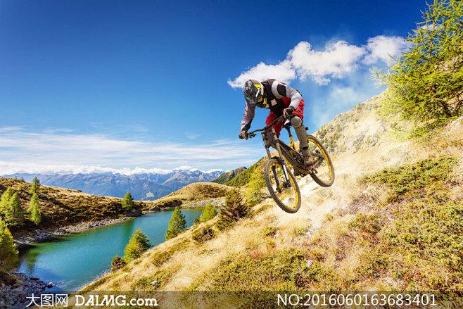 高处俯冲下来的骑行者摄影高清图片大图网设计素材下载
