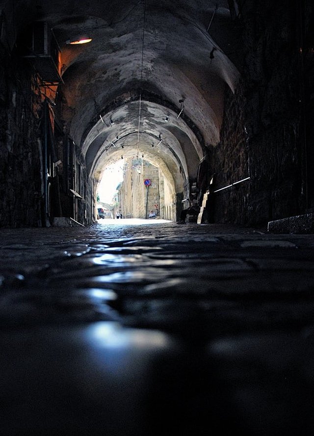 从狮门走回古城~期间还看见犹太人婚礼队伍~