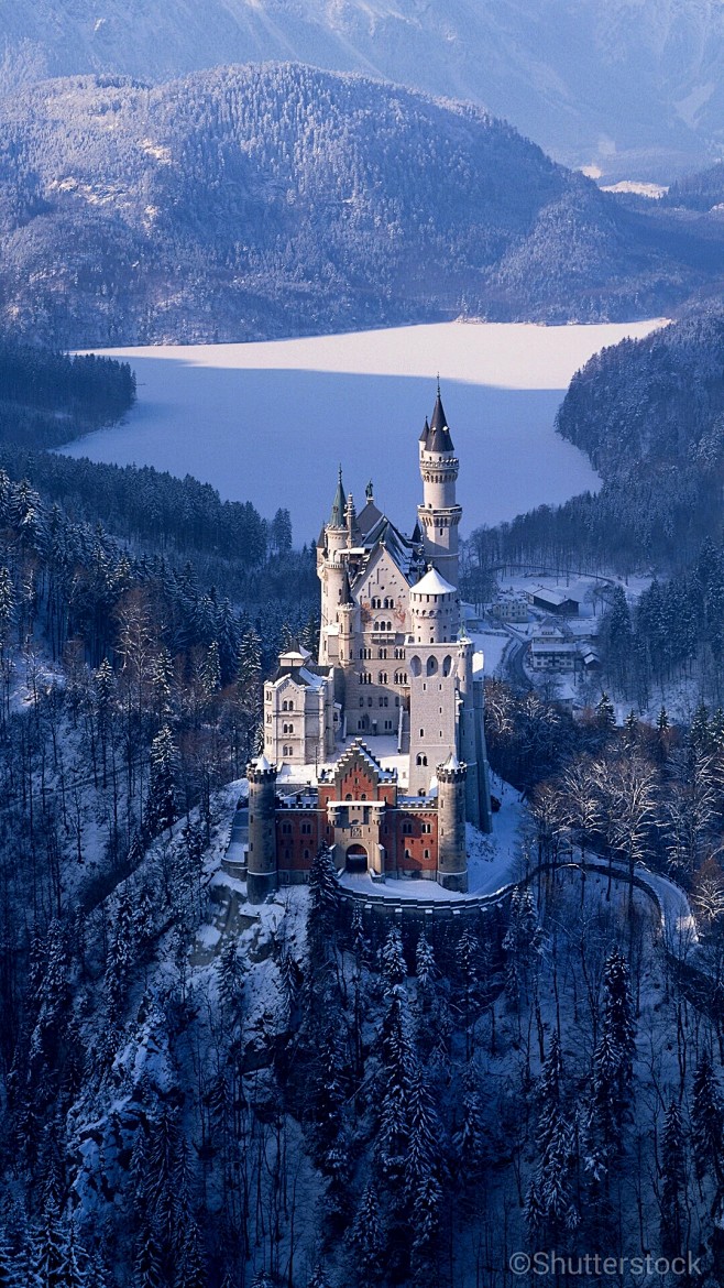很多游客喜欢在满目葱茏的季节去德国的新天鹅堡但冬季的城堡别有一番