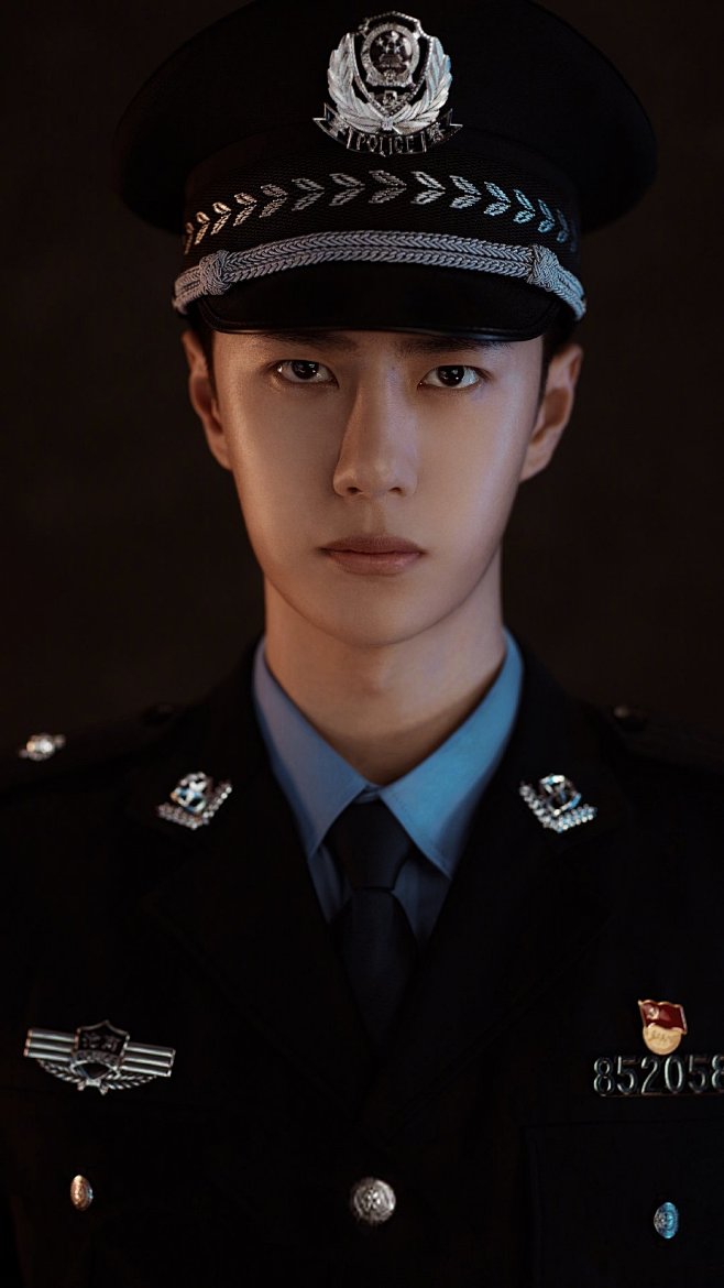 王一博警服军装冰雨火剧照图来自网络见水印