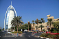 奢华之都——迪拜




Burj Al Arab （迪拜帆船酒店）





迪拜塔--正式名称为--“哈里发”塔--阿联酋第一任总统的名字。





帆船酒店和海浪酒店





入口





门前的瀑布水景





高大的共享空间





一层大堂至二层的水景





二层大堂





饭店奢华的内装饰





自助餐  90美元