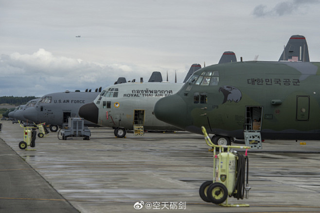 输机搭载伞兵从埃尔门多夫-理查森联合基地起