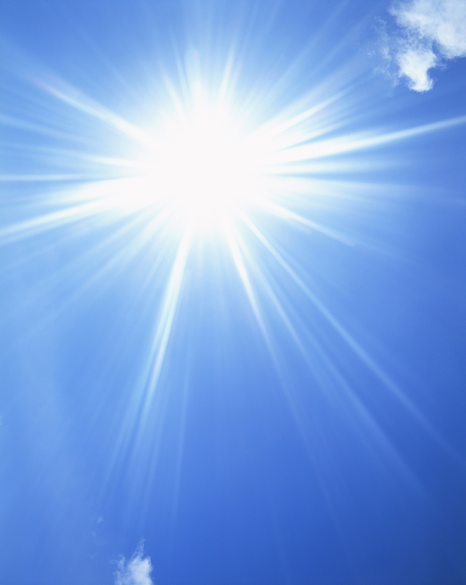 蓝天中发出强烈放射光的太阳