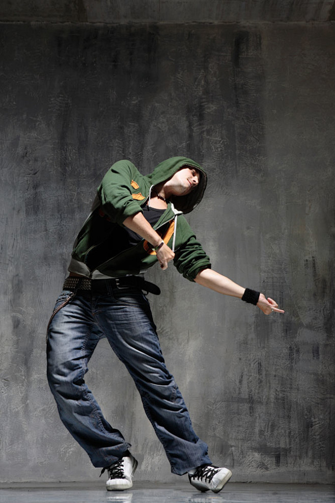 跳舞的男人图片