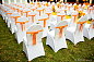 白色贵宾椅+丝带及花艺包装 橙色户外婚礼 By 摄影师vince--汇聚婚礼相关的一切