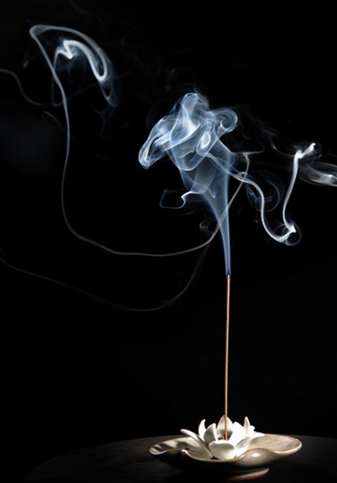 禅不在一缕檀香几声佛音木鱼敲打回荡声不只在山间古刹余音绕禅该是心