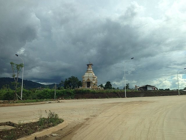 到缅甸会晒口岸。车辆要摆渡到泰国。在会晒办