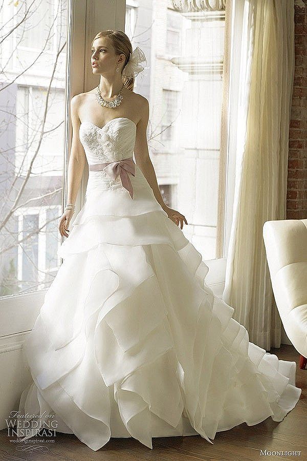 一件漂亮的婚纱，会将女人的美演绎到极致。...