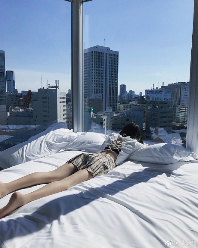 好好的一张照片就被脚底板给毁了 