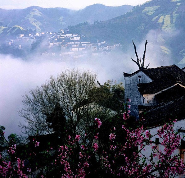 粉墙黛瓦马头墙雾里乡村桃花源