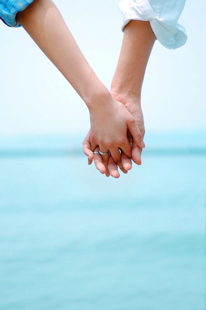 情侣握手照片浪漫图片