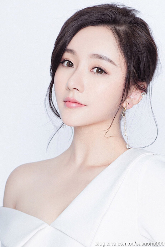 转载长腿美女明星闫笑花样滑冰塑造魔鬼身材