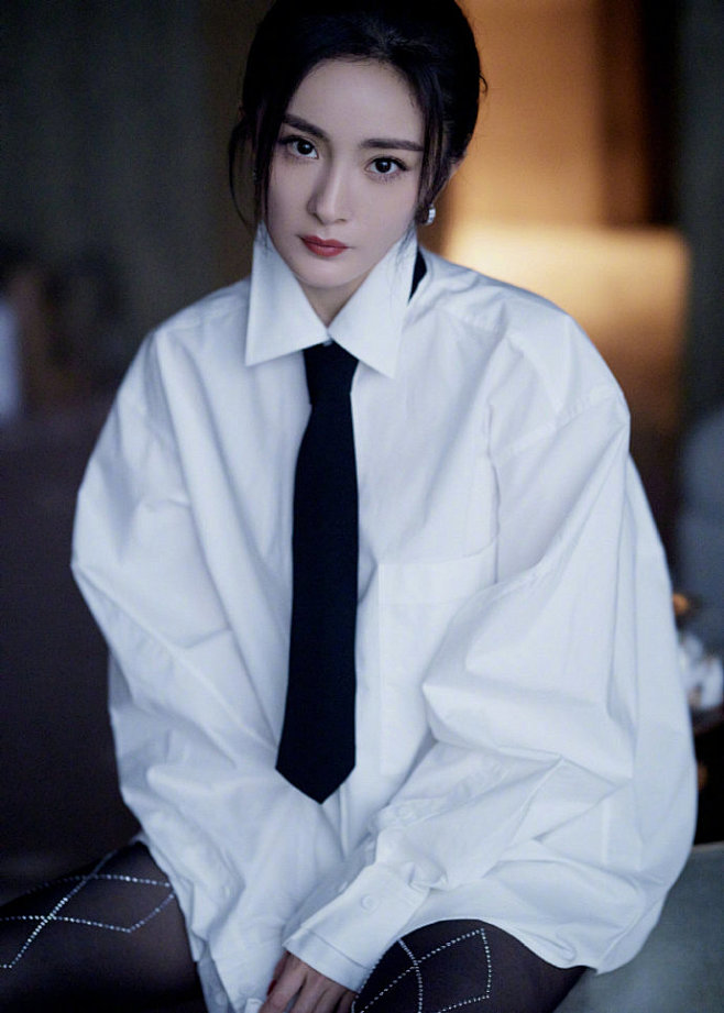 杨幂白衬衣领带造型杨幂今日活动造型白衬衫配黑领带超a气场全开闪钻