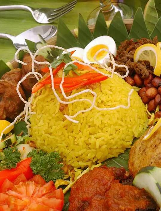 娘惹文化:东南亚有个海峡华人族群，是数百年前中国移民和马来女性所生的后代，主要在槟城、马六甲、新加坡和爪哇一带。男的称为峇峇，女的叫娘惹。峇峇娘惹的文化习俗，以色彩绚丽的民族服饰与娘惹美食为典型。娘惹菜是新加坡的地道美食。