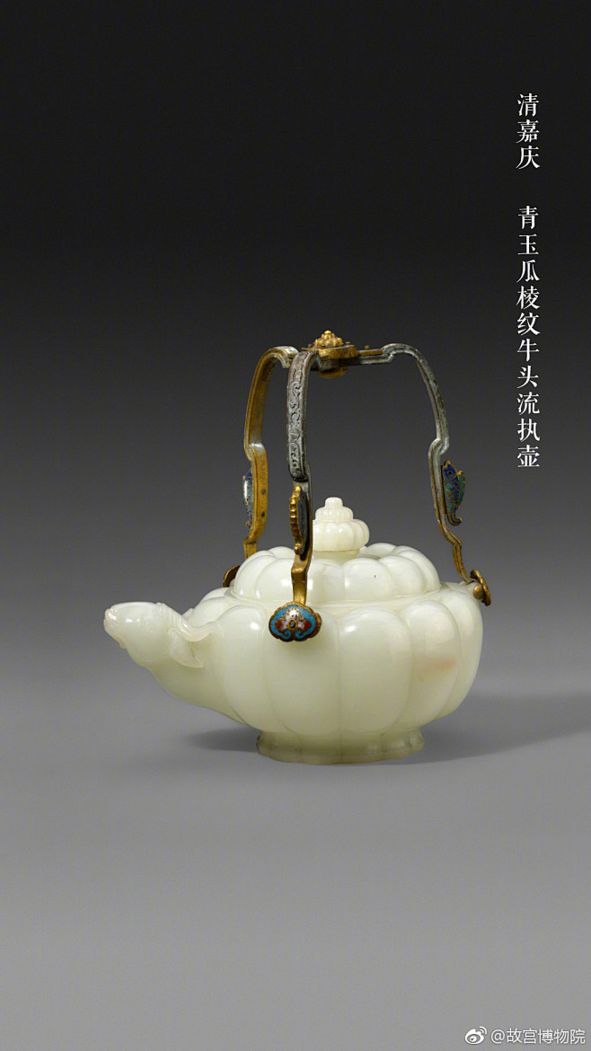 上三五好友,或拣处闹嚷的大排档,在烟火气里痛