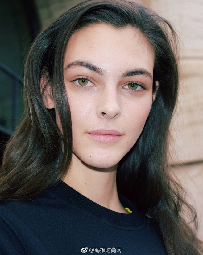 海报网直击纽约时装周98年意大利超模vittoriaceretti骨子里自带超模