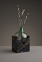 【Indefinite Vases花瓶系列】斯德哥尔摩设计工作室Studio E.O创建的这组花瓶系列，用颜色纹理各不相同的大理石、花岗岩、玛瑙切割成各种几何形态，再将手工吹制的玻璃容器与几何石块契合在一起，放上花朵，刚柔相济。