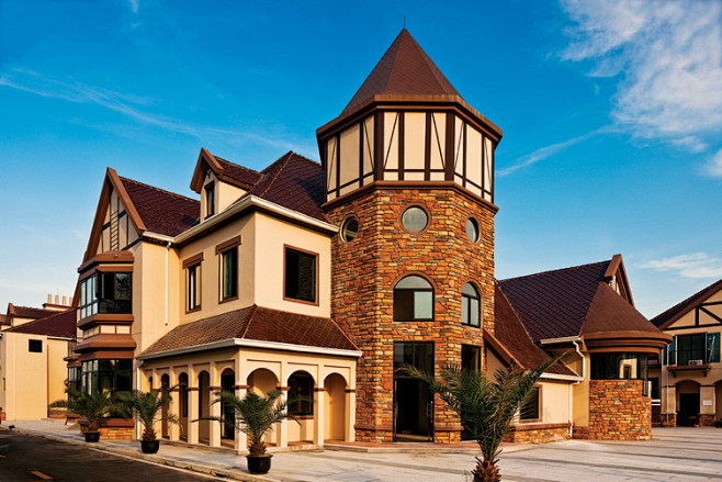 实景图建筑建筑外观英式别墅坡顶圆形拱门石砖廊道入口缩小大小jpg