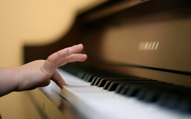 弹钢琴的孩子手指壁纸