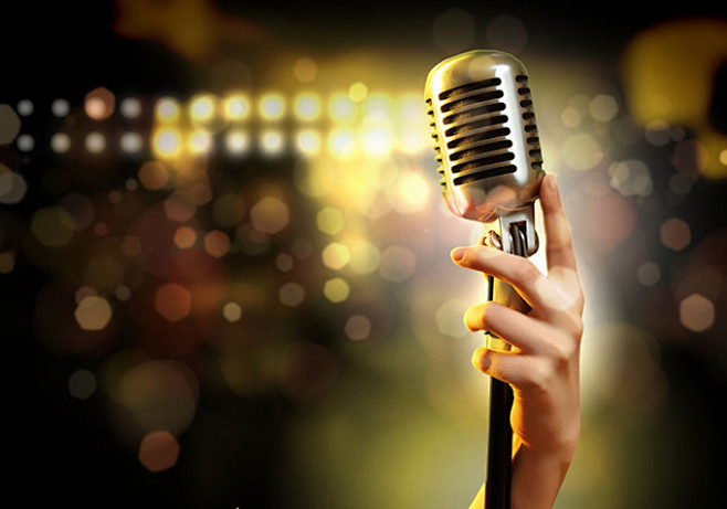 女人手中的话筒高清图片