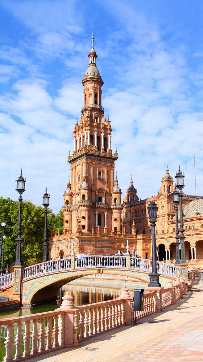 塞维利亚标志性建筑是摩尔复兴时期建筑的缩影被誉为西班牙最美丽的