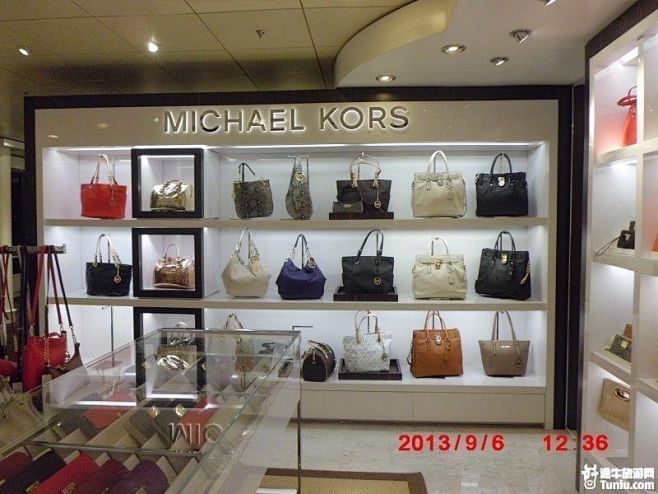 皇家大道两旁还有很多世界知名连锁小吃店如星