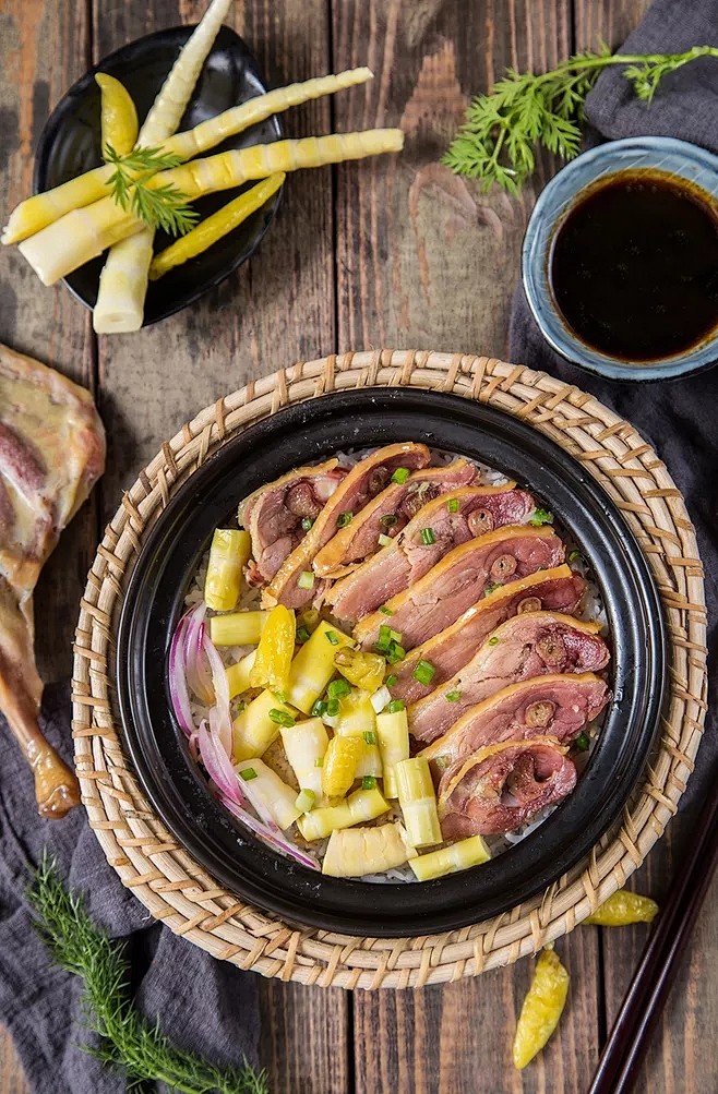 酸笋鸡肉煲仔饭