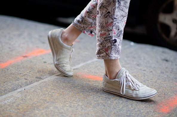 夏天穿鞋不穿袜子露脚踝的男生也可性感一翻