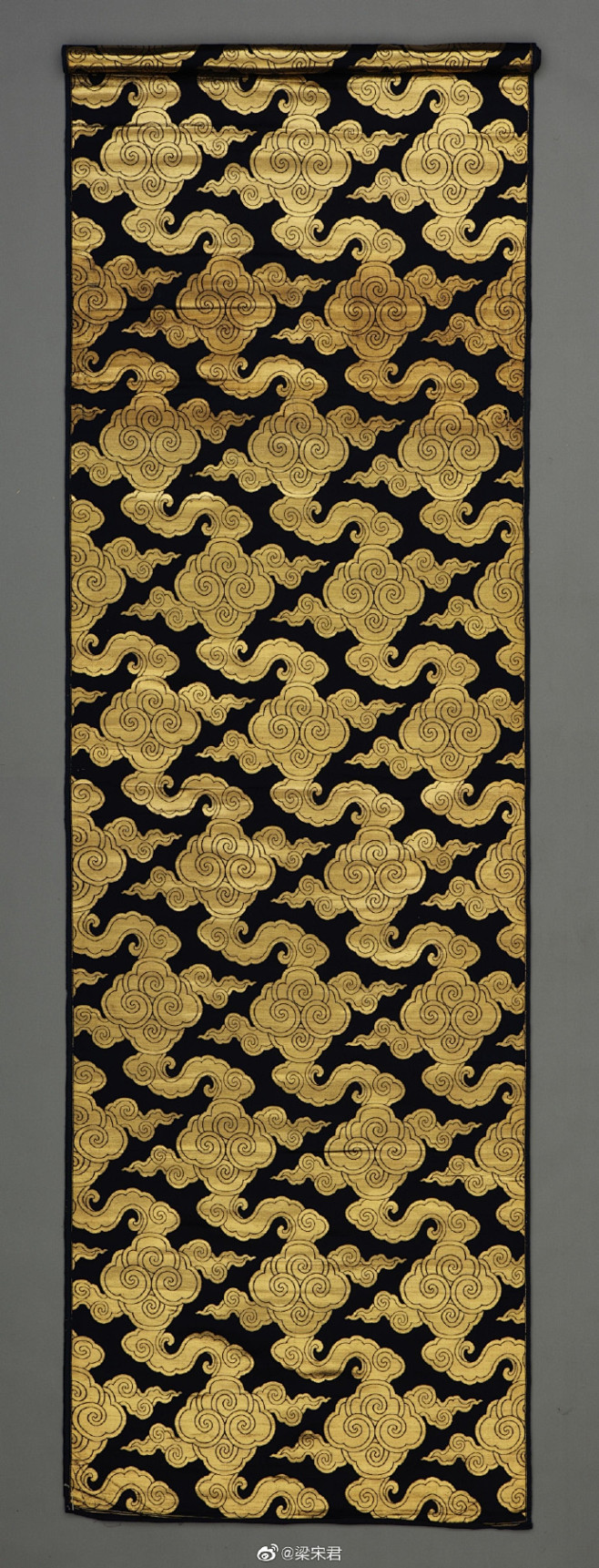 明代这幅容像夫妇衣物纹样都是四合如意云纹配两件清代织物(图一雍正,