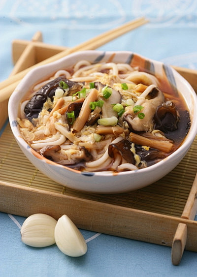 京味素打卤面原料香菇8朵木耳6朵黄花菜25克鸡蛋1只肉汤或水2碗面条