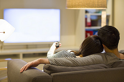 情侣躺沙发看电视图片图片