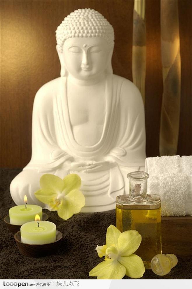 白色佛像与香薰烛