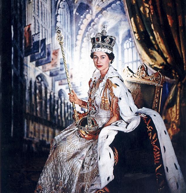 图为伊丽莎白女王在加冕礼上拍摄的照片帝国皇冠和十字权杖镶嵌着切割