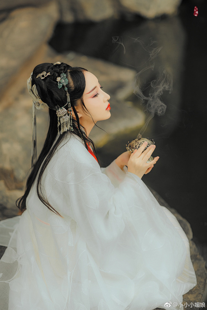 一书半卷,落笔赋鱼笺,宣墨未款染红胭,当是风月