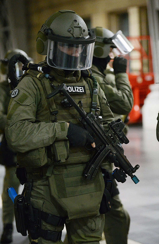 德国联邦警察在法兰克福火车总站进行反恐演习空中网军事频道