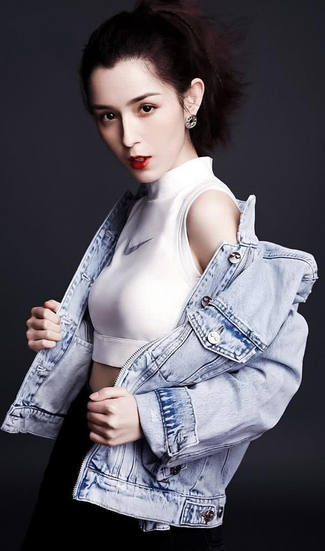 新晋新疆美人哈妮克孜穿搭实力不可小觑首饰服装时尚感超强