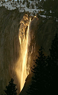 美国国家公园马尾瀑布在这里，每年只有二月份的几天，当太阳与瀑布达到一定的角度是就会出现这种奇观 犹如瀑布着火一般。