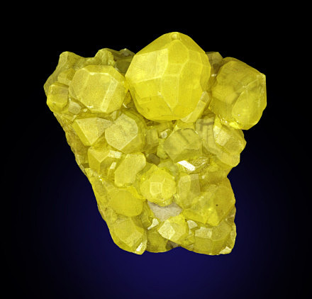 这是意大利名矿自然硫比较好的常产自西西里斜方晶系晶簇状集合体蜜