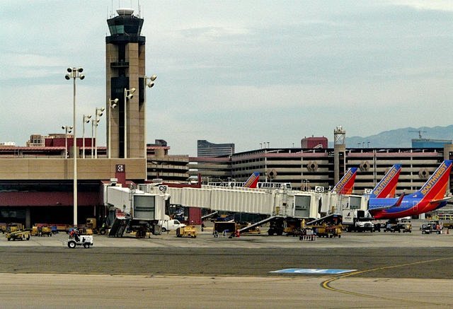 机平安抵达拉斯维加斯机场.这里与美国东部时