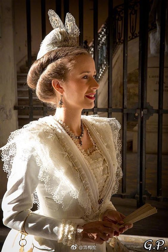 法国阿尔勒地区的传统服装gansé头上有非常可爱的小兔子一样的雷丝发