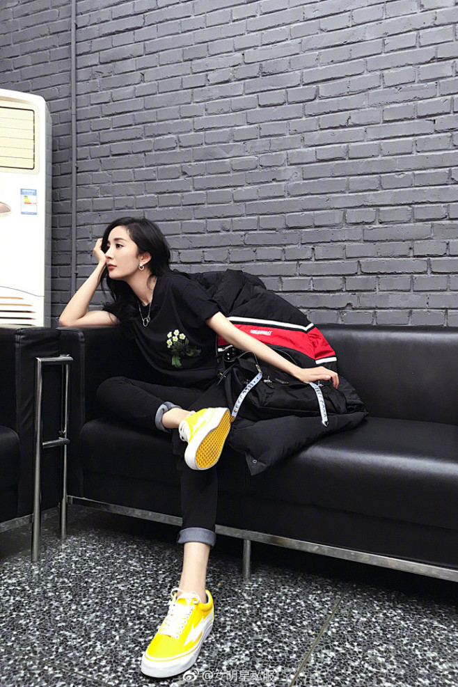 杨幂最新私服照身穿loewexwilliammorris朋克印花系列t恤搭配牛仔裤