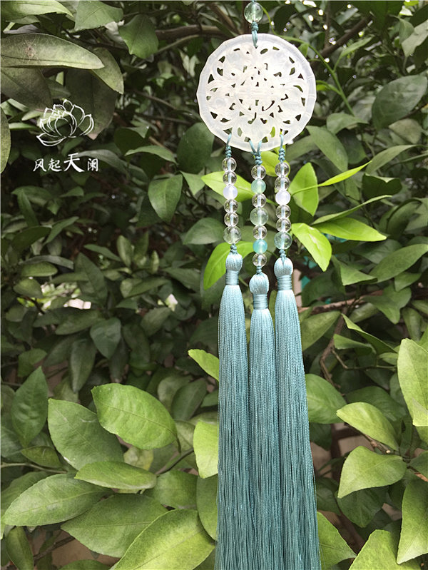 玉佩金钿随步动云罗雾縠逐风轻