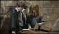 【萌死了】拍摄哈利波特第一集的时候，Emma弄坏了道具，Dan把盖子盖好装作什么也没发生，而Rupert在笑。这简直和剧中的人物形象一模一样。好怀念当年那么年少可爱的三个小演员。