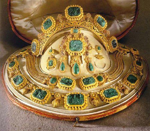 套黄金和孔雀石组成的首饰,它包括一顶王冠,两