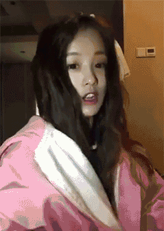 美女内涵gif人不如狗系列狗还美女在怀呢北京时间