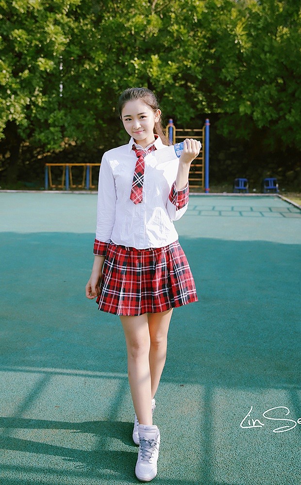 90后极品校花长腿美女操场写真校服之美