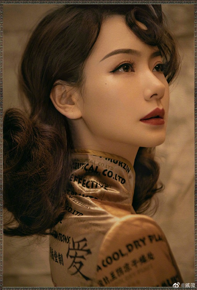 组图:戚薇旗袍造型复古优雅尽显好身材 手持香烟攻气十足 : 近日，戚薇一组大片释出，身穿旗袍复古优雅，尽显好身材，手持香烟攻气十足。