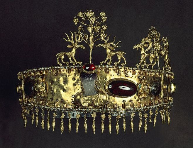 步摇冠,原本有残缺,一世纪的,这顶是毛子那的,但