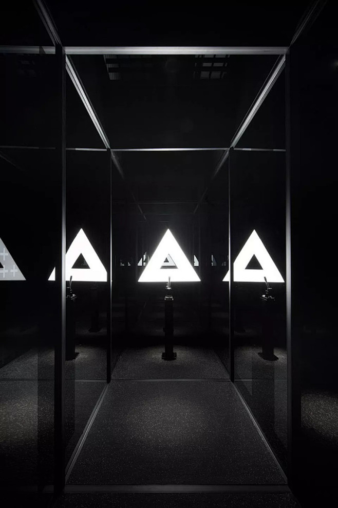 黑色贴膜镜面玻璃